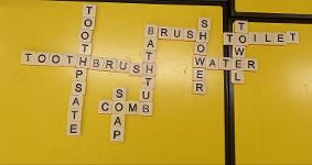  알파벳 타일로  단어만들기(busy bathroom)